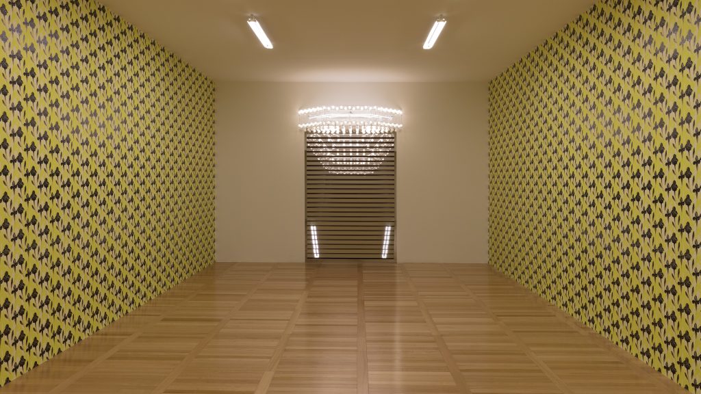 Ausstellungsraum mit gelb-schwarz gemusterter Tapete, leuchtender Marquee und verspiegeltem Shutter aus horizontalen Paneelen.